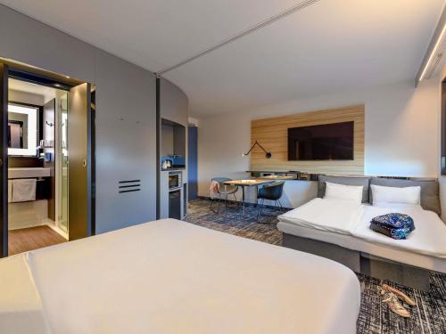 Suite Estándar - 1 cama doble y 1 sofá del hotel Novotel Suites Berlin City Potsdamer Platz. Foto 18
