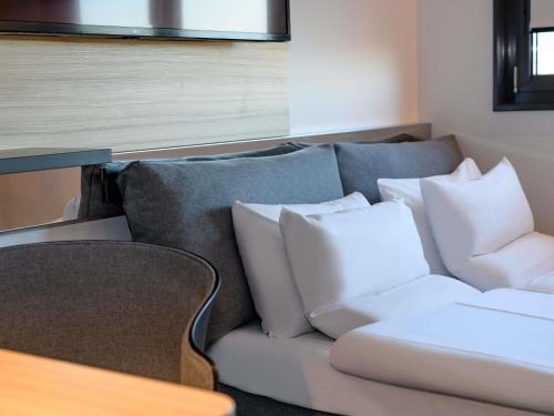 Suite Estándar con 1 cama doble y 1 sofá cama. del hotel Novotel Suites Berlin City Potsdamer Platz. Foto 7