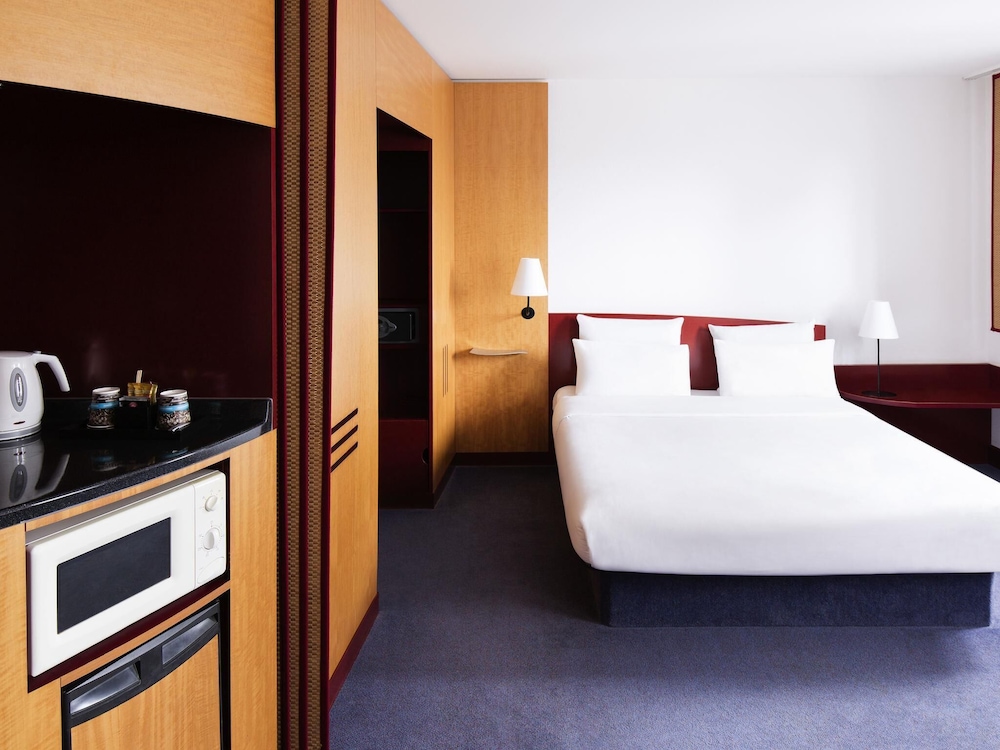 Suite Superior con 1 cama doble y 2 camas individuales del hotel Novotel Suites Hannover. Foto 6