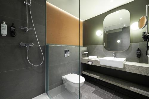 Habitación superior con 1 cama Sweet Bed de ibis Styles (160×200), ubicación en patio del hotel ibis Styles Bielefeld. Foto 7