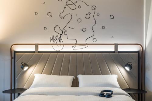 Habitación superior con 2 camas Sweet Bed de ibis Styles (120×200), ubicación en patio del hotel ibis Styles Bielefeld. Foto 7