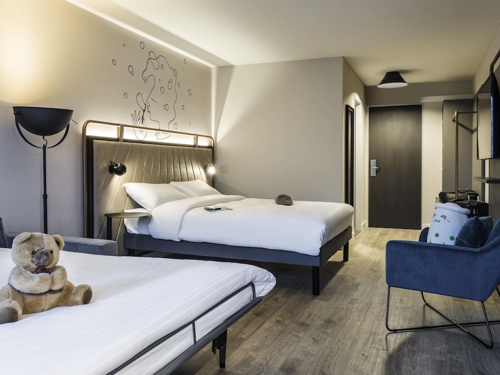 Habitación familiar con 1 cama Sweet Bed de ibis Styles (160×200) con sofá cama del hotel ibis Styles Bielefeld. Foto 5