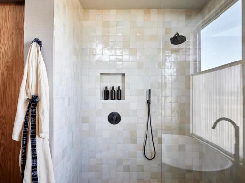 Habitación con cama extragrande y vistas al jardín del hotel Wildflower Farms. Foto 1