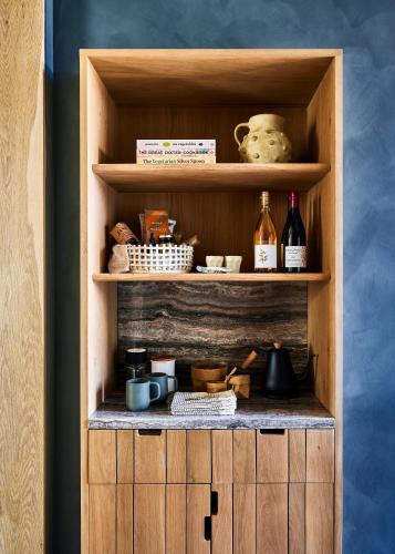 Habitación con cama extragrande y balcón del hotel Wildflower Farms. Foto 3