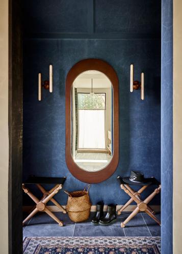 Habitación con cama extragrande y balcón del hotel Wildflower Farms. Foto 4