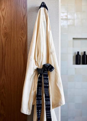 Habitación con cama extragrande y balcón del hotel Wildflower Farms. Foto 5