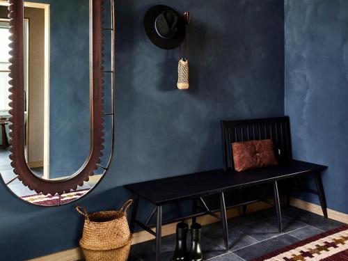 Habitación con cama extragrande y vistas a la montaña del hotel Wildflower Farms. Foto 1