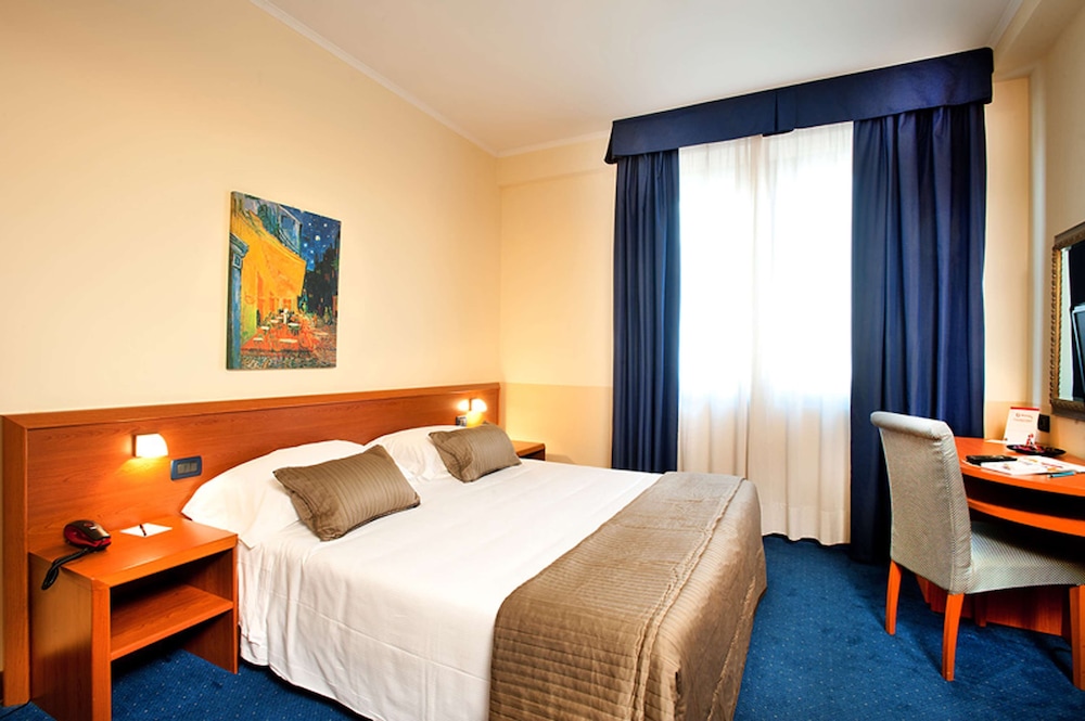 Habitación estándar, 1 cama de matrimonio grande, no fumadores del hotel BEST WESTERN BLU ROMA. Foto 2