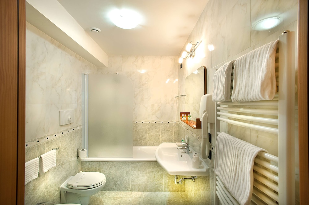 Habitación familiar, varias camas, no fumadores, habitaciones comunicadas del hotel BEST WESTERN BLU ROMA. Foto 3