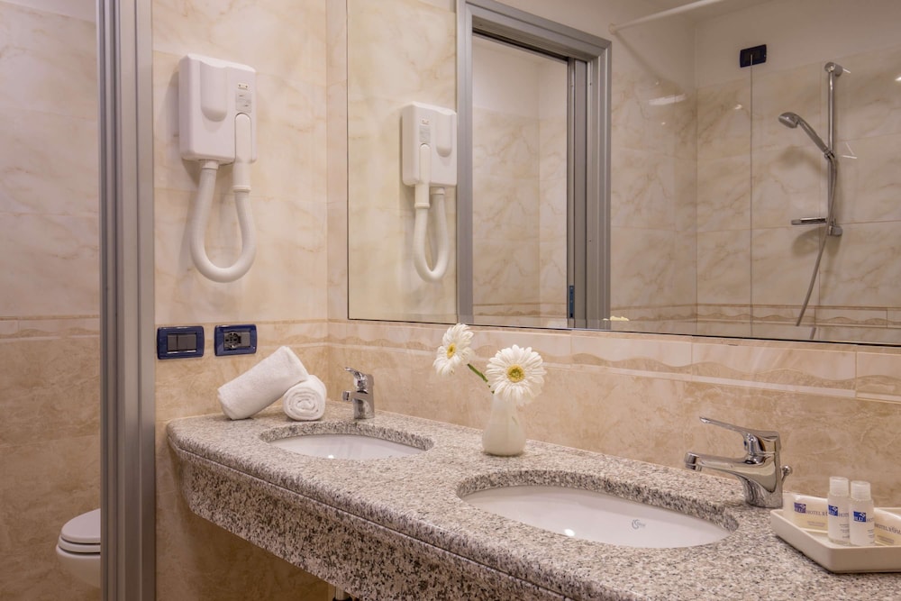 Habitación superior, 1 cama de matrimonio grande, no fumadores (Larger Room) del hotel BEST WESTERN BLU ROMA. Foto 3