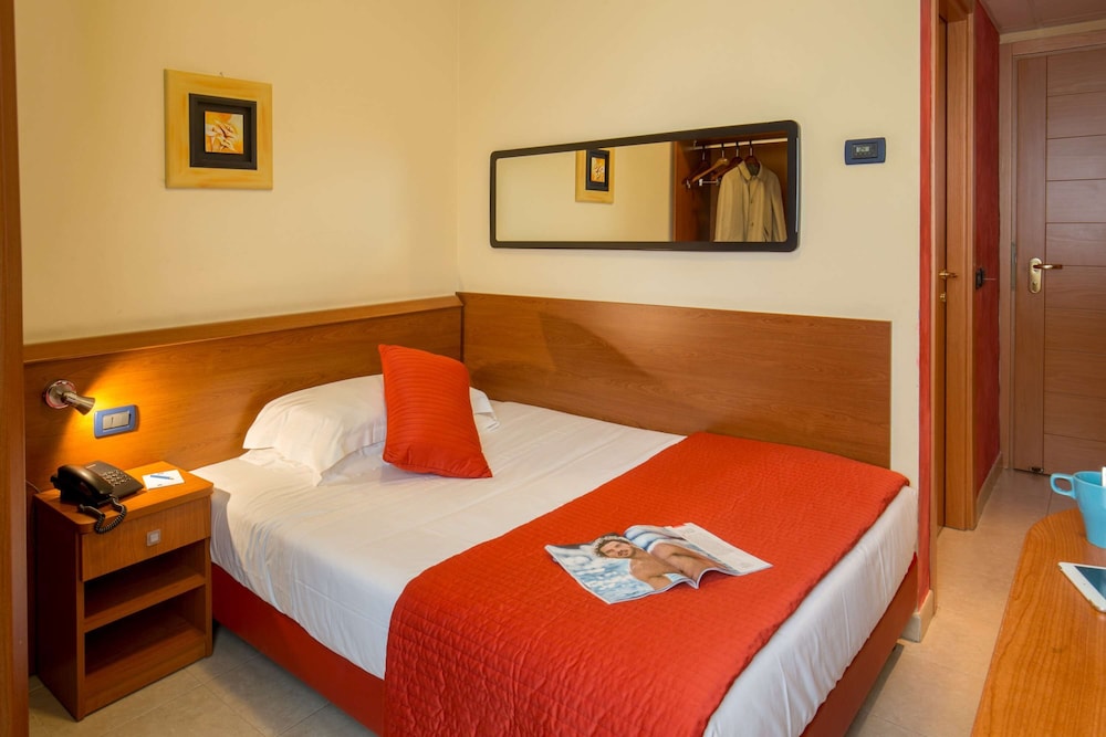 Habitación económica, 1 cama doble, no fumadores (French Size Bed 140 Cm) del hotel BEST WESTERN BLU ROMA. Foto 2