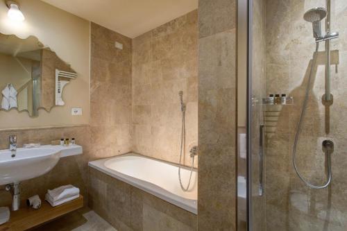 Suite del hotel Grand Cavour. Foto 6