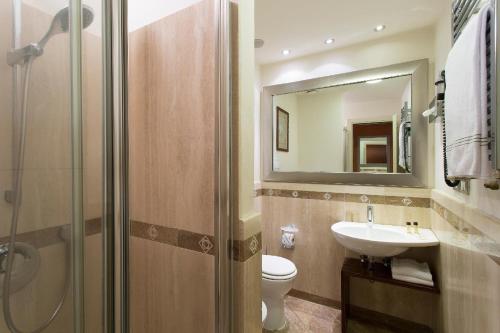 Habitación con cama grande del hotel Grand Cavour