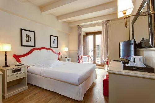 Habitación con cama grande del hotel Grand Cavour. Foto 1