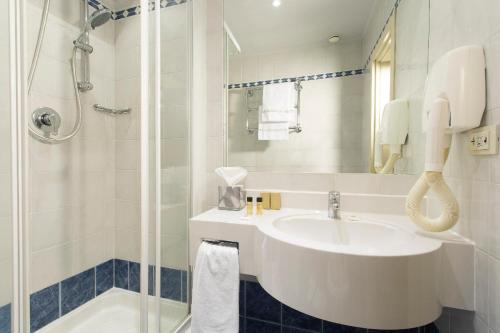 Habitación con cama grande del hotel Grand Cavour. Foto 3