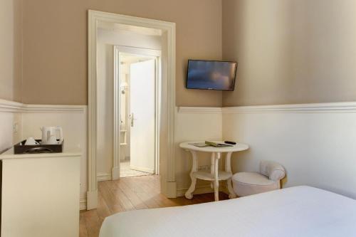 Habitación con cama grande del hotel Grand Cavour. Foto 4
