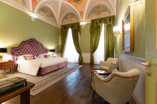 Suite con cama grande y balcón del hotel Grand Cavour