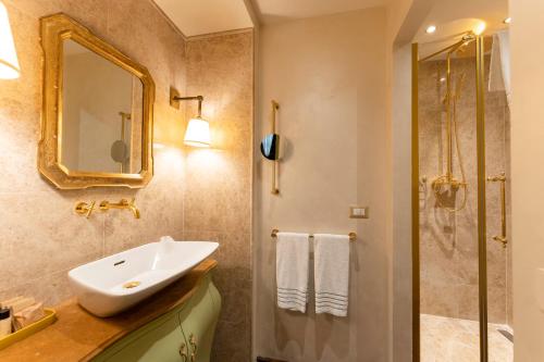 Suite con cama grande y balcón del hotel Grand Cavour. Foto 1