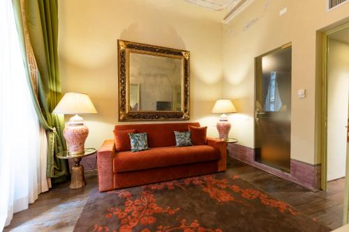 Suite con cama grande y balcón del hotel Grand Cavour. Foto 2