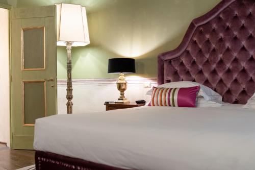 Suite con cama grande y balcón del hotel Grand Cavour. Foto 3