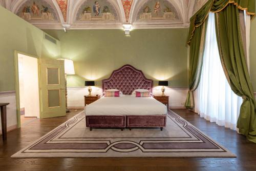 Suite con cama grande y balcón del hotel Grand Cavour. Foto 4