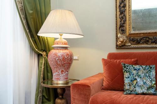 Suite con cama grande y balcón del hotel Grand Cavour. Foto 5