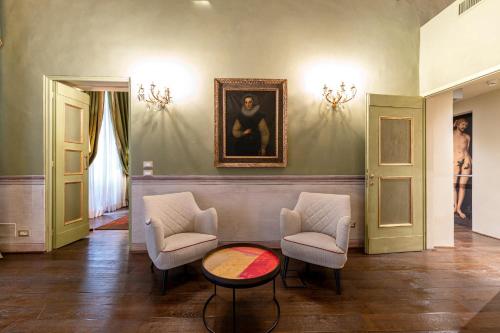 Suite con cama grande y balcón del hotel Grand Cavour. Foto 6