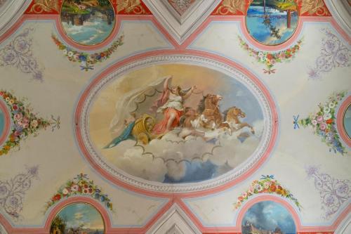 Suite con cama grande y balcón del hotel Grand Cavour. Foto 7