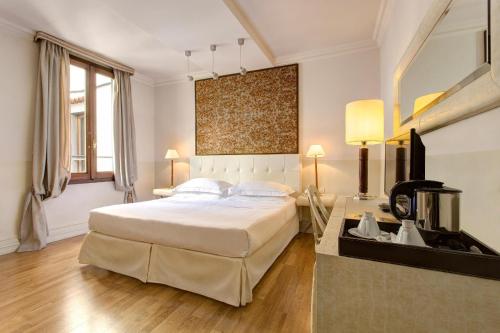 Habitación Doble Deluxe con vistas a la ciudad - 1 o 2 camas del hotel Grand Cavour. Foto 1