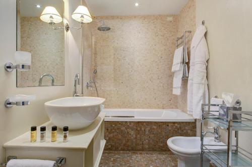 Habitación Doble Deluxe con vistas a la ciudad - 1 o 2 camas del hotel Grand Cavour. Foto 3