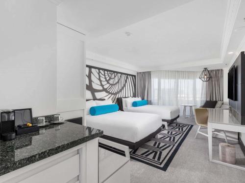 Habitación Deluxe con Vista al Puerto, Camas Twin del hotel Pullman Cairns International. Foto 1
