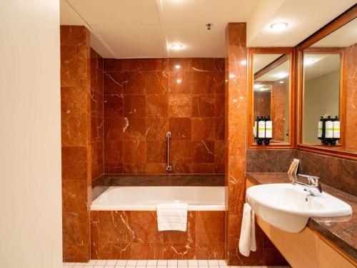 Suite Ejecutiva con Vista al Puerto, Cama King del hotel Pullman Cairns International. Foto 3
