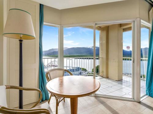 Habitación Clásica con Vista al Puerto, Cama Queen del hotel Pullman Cairns International