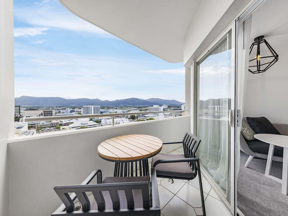 Habitación doble Vista Montaña Superior 1 Cama king Vista ciudad del hotel Pullman Cairns International. Foto 5