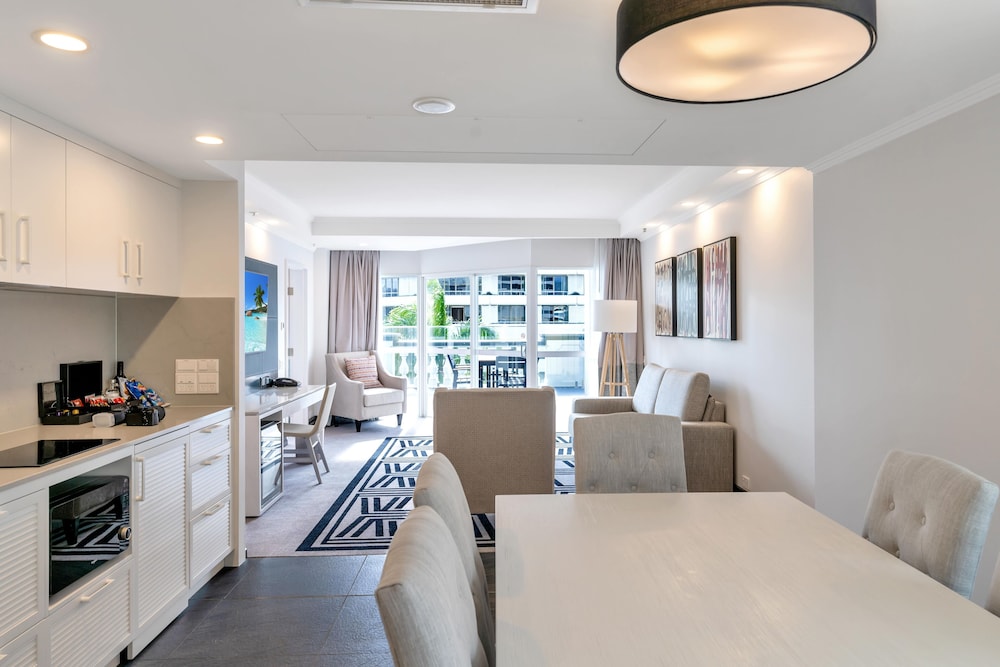 Suite Superior 1 Cama king 1 habitación Vista ciudad Accesible Business kitchenette Accesible (discapacidad auditiva) del hotel Pullman Cairns International. Foto 7
