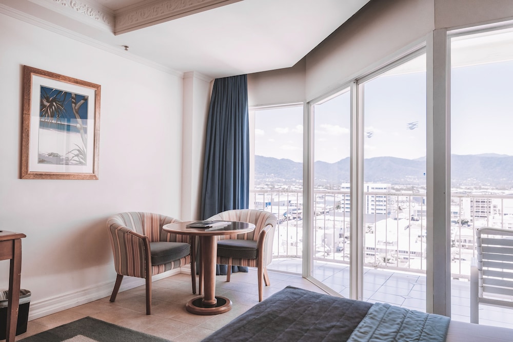 Habitación doble Vista Montaña 1 Cama queen Vista ciudad del hotel Pullman Cairns International. Foto 6
