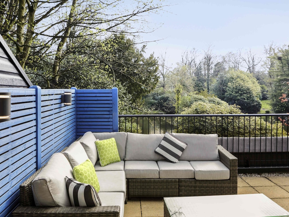 Suite Superior King, zona de estar privada con vistas a los jardines - 1 cama king size del hotel Mercure Sheffield Kenwood Hall and Spa. Foto 1