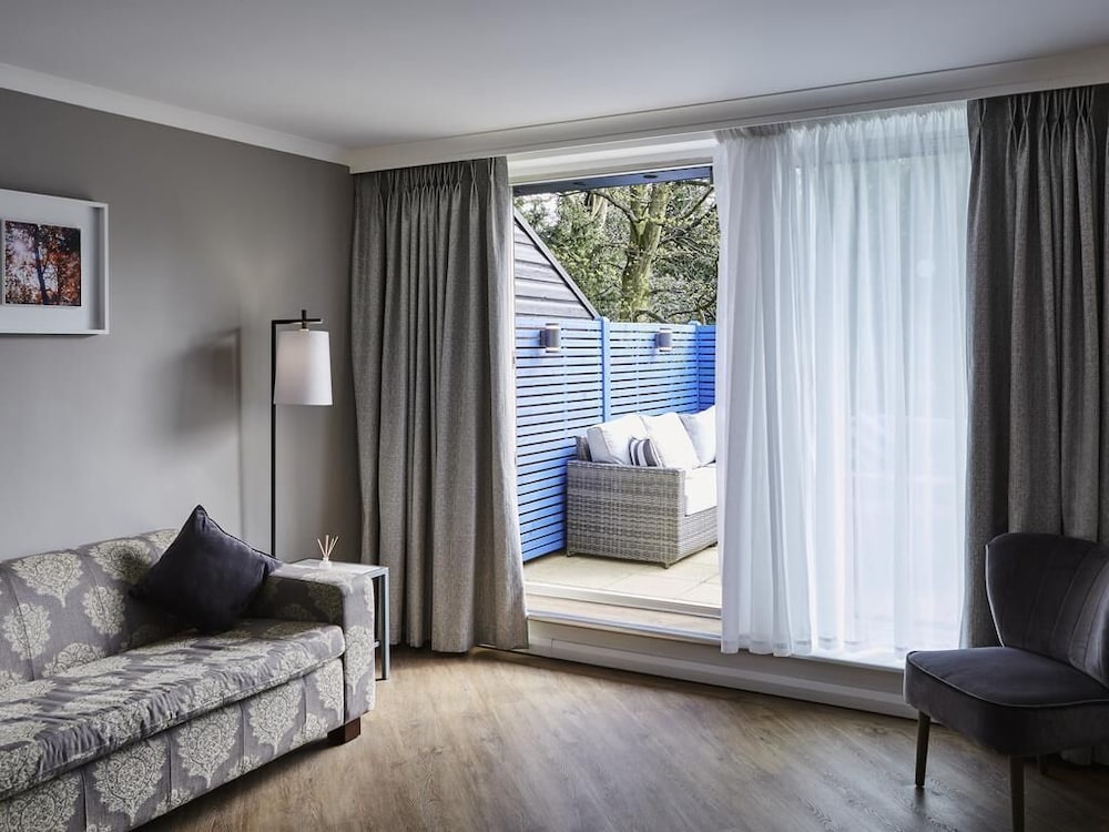 Suite Superior King, zona de estar privada con vistas a los jardines - 1 cama king size del hotel Mercure Sheffield Kenwood Hall and Spa. Foto 2