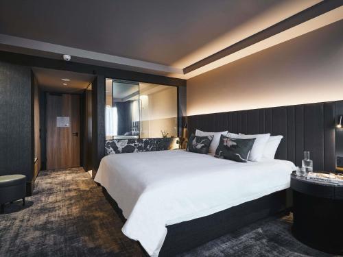 Habitación Superior Premium con vistas - 1 cama extragrande o 2 individuales - Planta superior del hotel Pullman East Melbourne. Foto 1