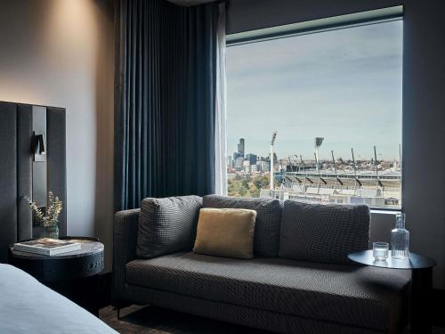 Habitación Superior Premium con vistas - 1 cama extragrande o 2 individuales - Planta superior del hotel Pullman East Melbourne. Foto 3