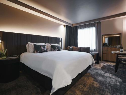 Habitación Superior Premium con vistas - 1 cama extragrande o 2 individuales - Planta superior del hotel Pullman East Melbourne. Foto 4