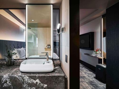Habitación Superior Premium con vistas - 1 cama extragrande o 2 individuales - Planta superior del hotel Pullman East Melbourne. Foto 7