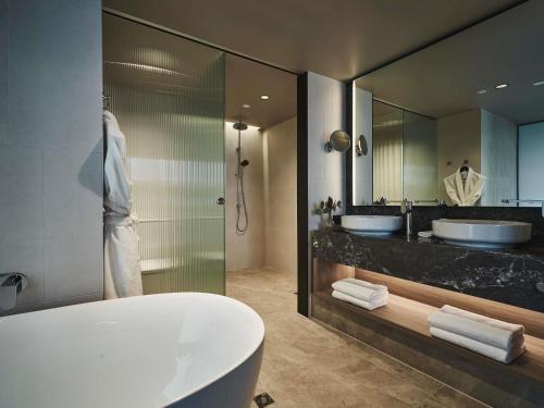 Suite Superior con vistas a la ciudad y al jardín - 1 cama extragrande del hotel Pullman East Melbourne. Foto 1