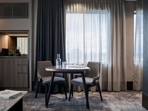 Suite Superior con vistas a la ciudad y al jardín - 1 cama extragrande del hotel Pullman East Melbourne. Foto 4