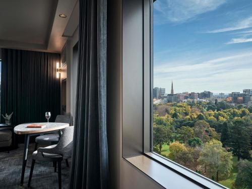 Suite Superior con vistas a la ciudad y al jardín - 1 cama extragrande del hotel Pullman East Melbourne. Foto 6