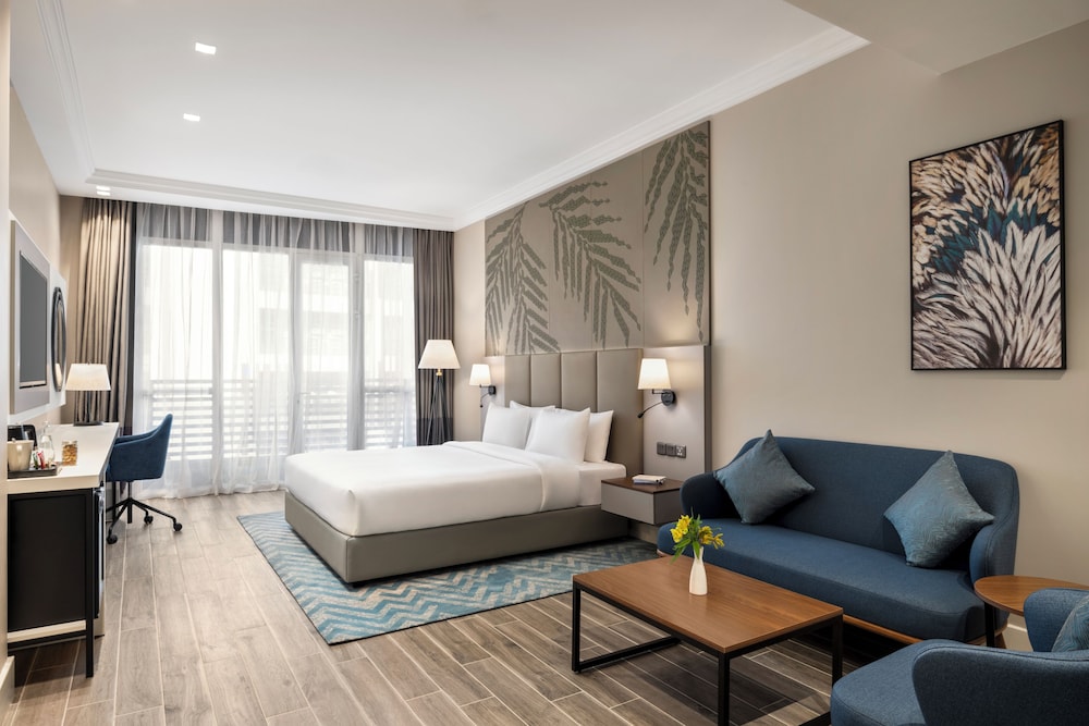 Habitación Superior Clásica con cama king size del hotel Mercure Riyadh Al Anoud. Foto 1