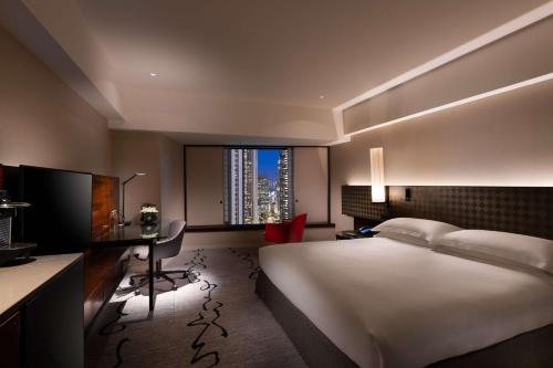Habitación Executive con cama extragrande del hotel Hilton Tokyo. Foto 2