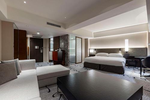 Suite Junior Executive con cama extragrande del hotel Hilton Tokyo. Foto 3