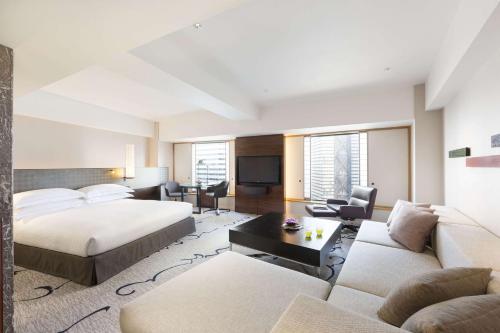 Suite Junior Executive con cama extragrande del hotel Hilton Tokyo. Foto 4