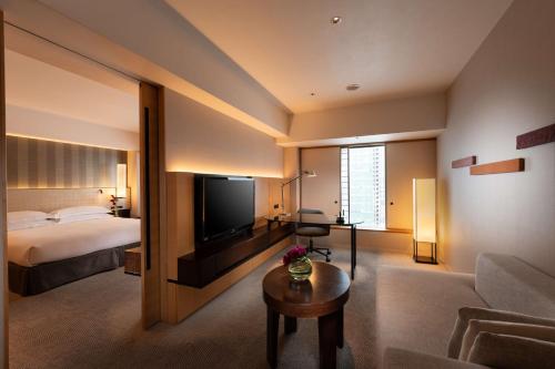 Suite Executive City con cama extragrande del hotel Hilton Tokyo. Foto 2